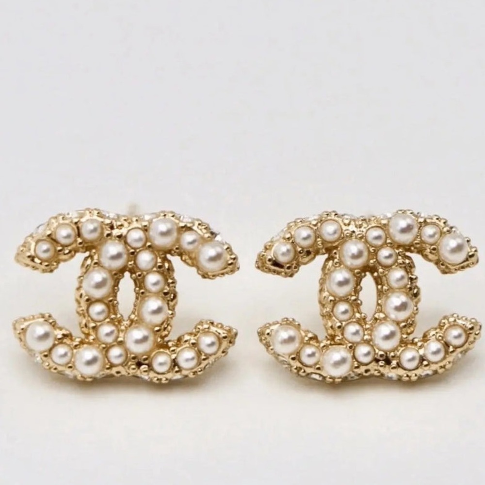 Authentic Luxurious Chanel small Pearl Logo Piercing Stud earrings - Picture 3 of 7